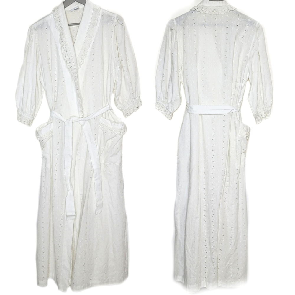 Ariel vintage white robe with broderie anglaise detail size medium.